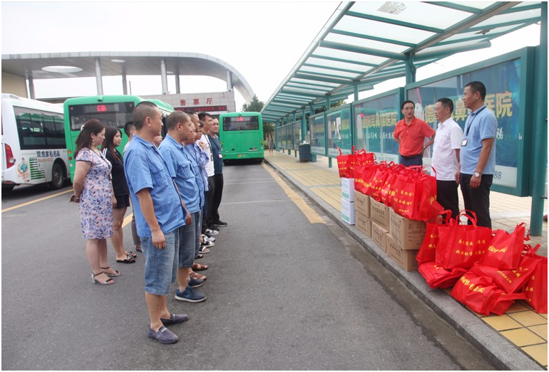 市建设局和市总工会领导为集团一线员工“送清凉“