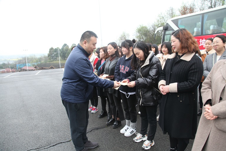 登山踏青欢度“三八妇女节”
