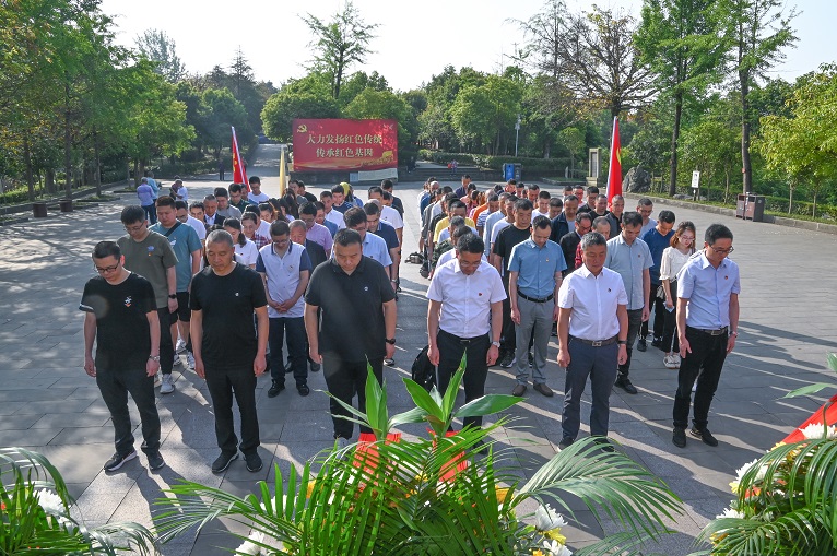 行巴中追寻红色足迹 祭烈士传承红色精神