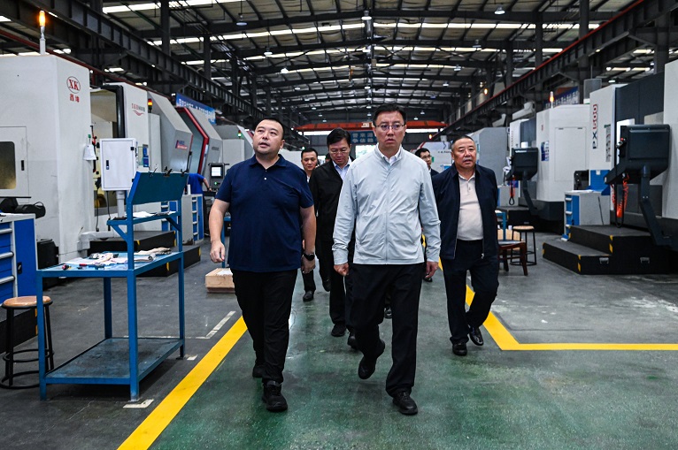 德阳市委副书记、市长黄朝阳莅临仟坤集团调研指导