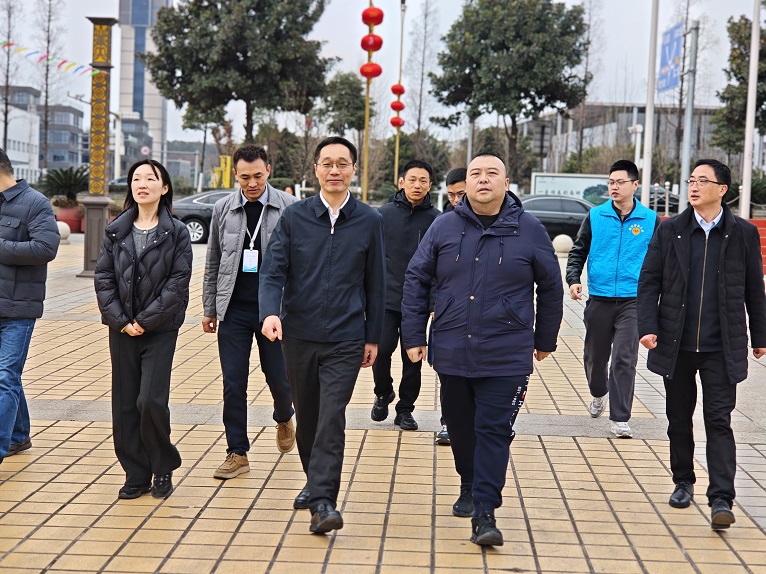 绵竹市委书记陈阳波除夕莅临集团慰问一线公交驾驶员