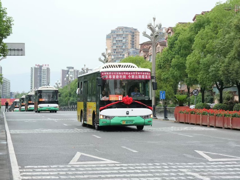 爱心护航逐梦路——仟坤公交运输公司全力开启高考运输保障