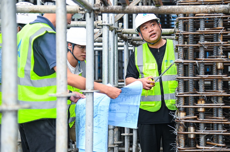 每一道工序背后，都有他守住的那道线——记仟坤旭辉广场总监理工程师屈安雄